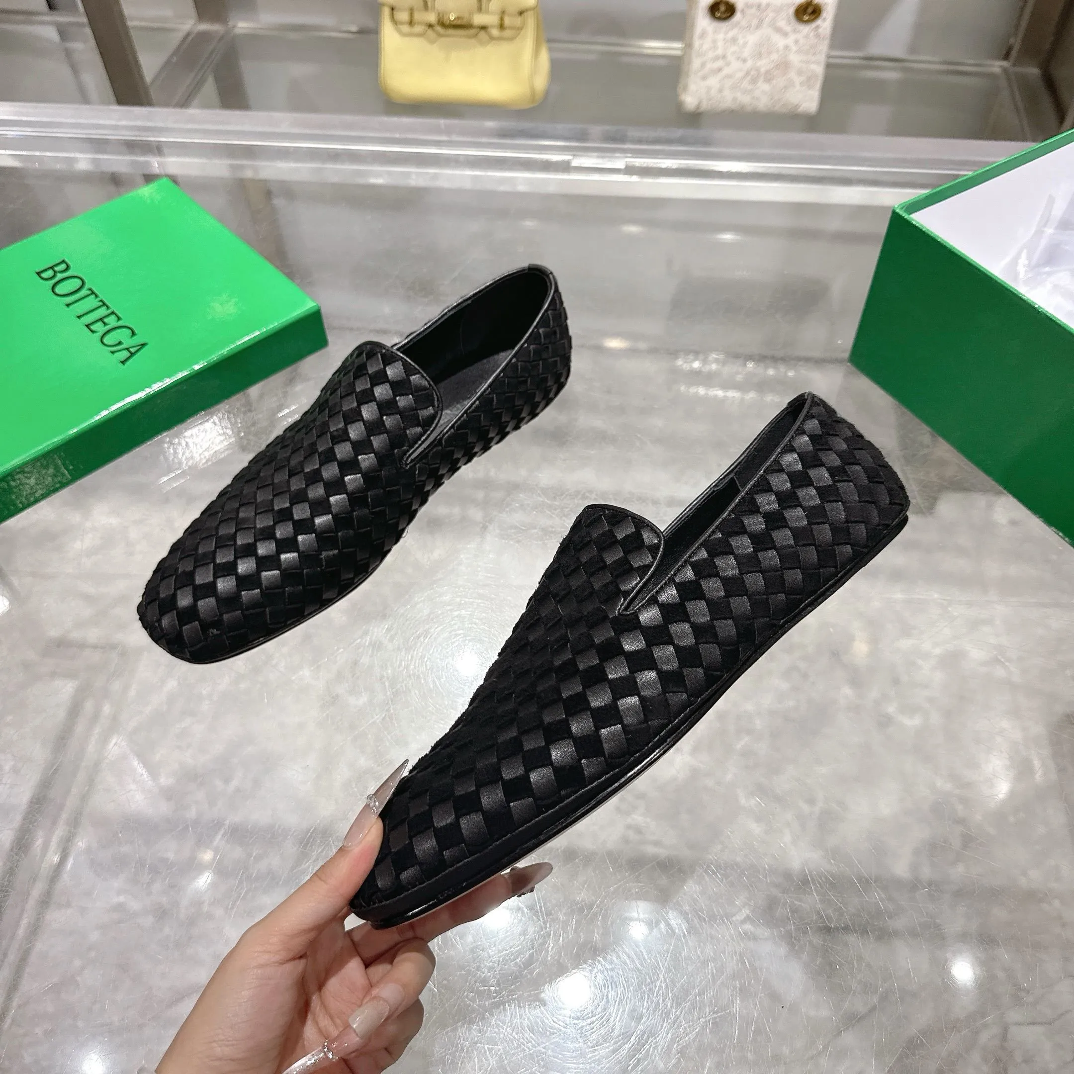 [BV] Top P: 760💰Size for couples: Female 35-39 Male 39--44 (Female 40. Male 38.45.46.47 customization is not returnable) [Note‼ ️] Add 💰 to size 46, add 💰 to size 47. Bottega Veneta's 2025 autumn counter synchronized genuine leather outsole classic woven half-drag couple model Bottega Veneta square toe flat shoes, imported mixed sheepskin, imported sheep! Leather outsole! [Rose][Rose]! Purely hand-woven and operated, the original board is reproduced one-to-one! quality assurance!